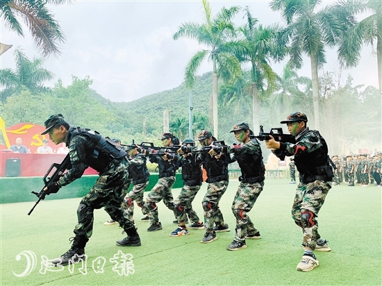 教官率優(yōu)秀選手上演《獵鷹出擊》。