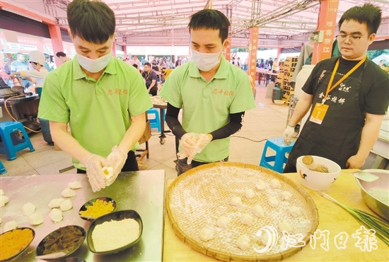 鄭樊耀（左一）和徒弟現(xiàn)場制作恩平燒餅。