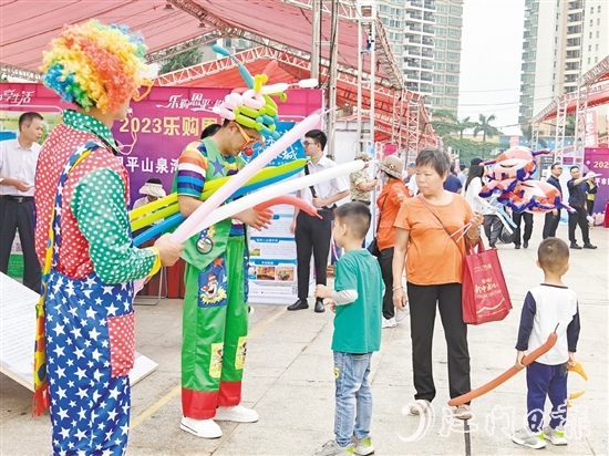 活動現(xiàn)場，趣味表演吸引小朋友眼球。