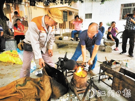 黃錦漢經(jīng)常會被集市邀請去擺攤助陣，為集市增添人氣。