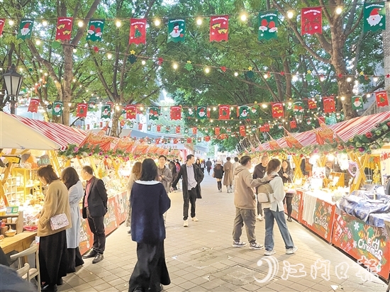 佛山嶺南天地集市統(tǒng)一圣誕主題設(shè)計(jì)，十分吸睛。