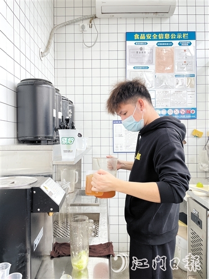 茶飲店工作人員加班加點制作茶飲。