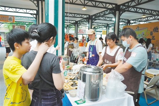 在“5·19中國(guó)旅游日”活動(dòng)期間，特色市集受到市民游客歡迎。