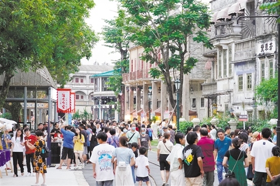 赤坎華僑古鎮(zhèn)游人如織。