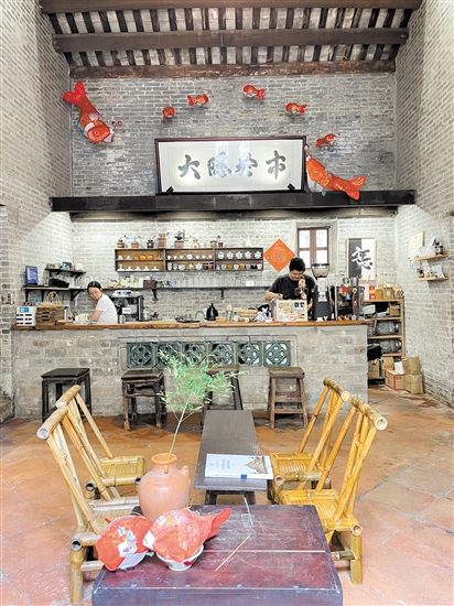 不少“咖啡創(chuàng)客”把門店開進(jìn)獨具古韻的老屋里，賦予了咖啡新的價值與內(nèi)涵，受到了消費者的喜愛。