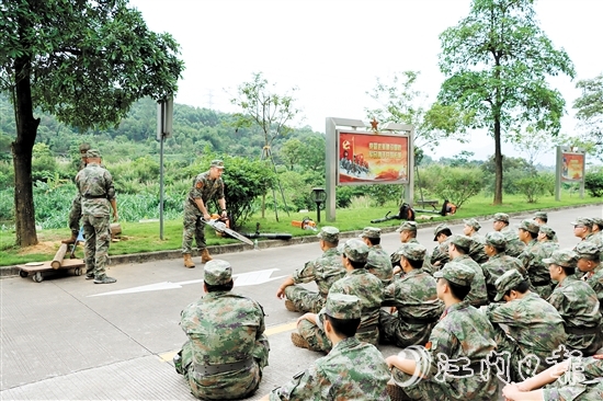 開平市人武部組織“周文雍陳鐵軍民兵連”開展為期七天的軍事訓練。