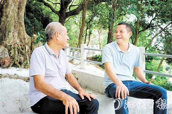 “兵書記”李萬想（右）和村民在討論沉香公園的建設(shè)規(guī)劃。