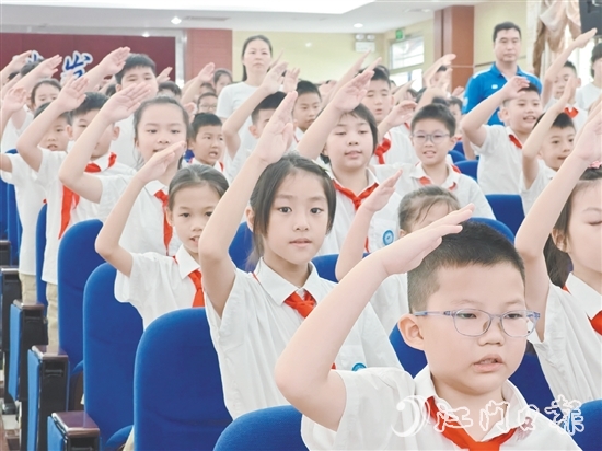 江華小學(xué)學(xué)生在開學(xué)典禮上齊唱《驕傲的少年》，鼓勵自己成為生活和學(xué)習(xí)中的冠軍。郭永樂