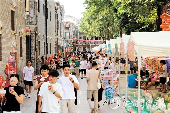 啟明里的國(guó)潮市集熱鬧非凡。