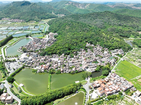 良溪村倚山而筑，面水而居。近年來(lái)，該村因地制宜發(fā)展特色文旅融合產(chǎn)業(yè)，持續(xù)壯大村集體經(jīng)濟(jì)。