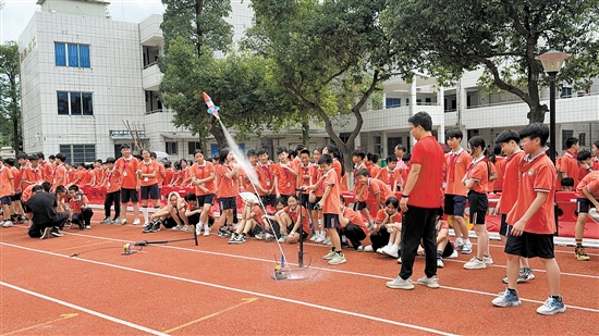 恩平市成德小學奮力打造“八節(jié)八禮”校園文化品牌。圖為該?？萍脊?jié)活動現(xiàn)場。