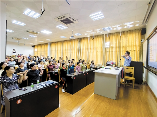 疼痛科醫(yī)生帶領市民練習保健操。