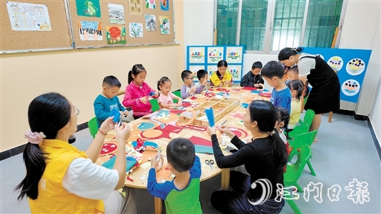 在威東村黨群服務(wù)中心的兒童多功能活動室，孩子們正在制作手工燈籠。