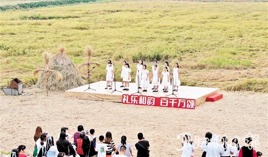 本土表演隊(duì)自主編排節(jié)目，以實(shí)際行動(dòng)為鄉(xiāng)村文旅賦能。