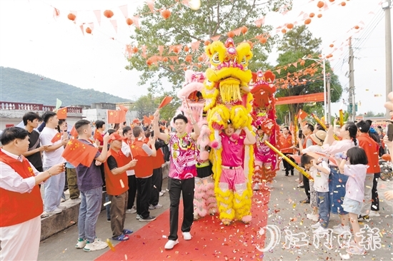 村民舞獅巡游賀祠堂重修。