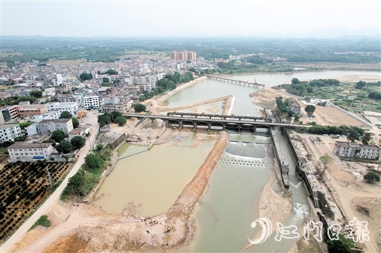 東成水閘重建工程已完成臨時鋼棧橋建設(shè)。