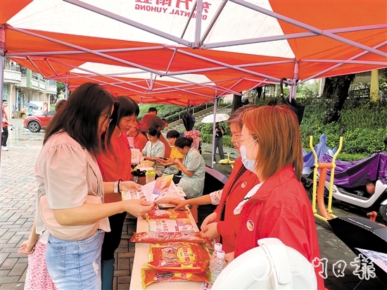 在怡康華庭小區(qū)，志愿者為市民派送“蓬友優(yōu)享”優(yōu)惠券。