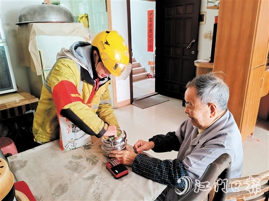 外賣騎手積極參與“老年助餐”行動，為石沖社區(qū)的老年人派送“溫暖外賣”。