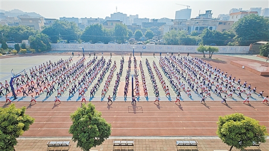 在聯(lián)和小學(xué)主校區(qū)的塑膠運動場上，學(xué)生們在練習(xí)武術(shù)操。