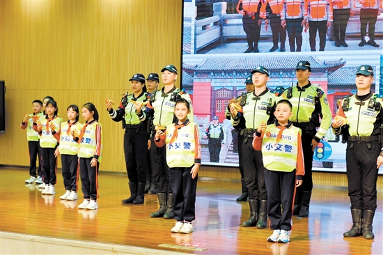 交警鐵騎隊(duì)員、新會(huì)東區(qū)學(xué)校學(xué)生表演交通安全小詩(shī)歌快板，向大家傳遞交通安全的重要性。