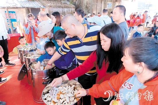 游客感受不同年份的新會陳皮顏色和香氣。