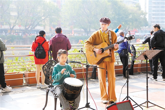 7歲市民候樂儀即興伴奏，表演非洲鼓，現(xiàn)場(chǎng)氣氛熱鬧喜慶。