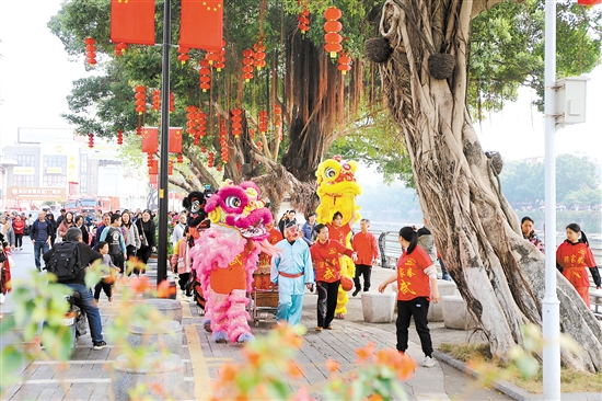 市民游客跟著醒獅一邊巡游，一邊觀賞江門美景。