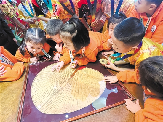 我市“小醒獅”與七臺(tái)河市“冠軍寶寶”參觀葵博園，現(xiàn)場(chǎng)欣賞各種葵藝制品。