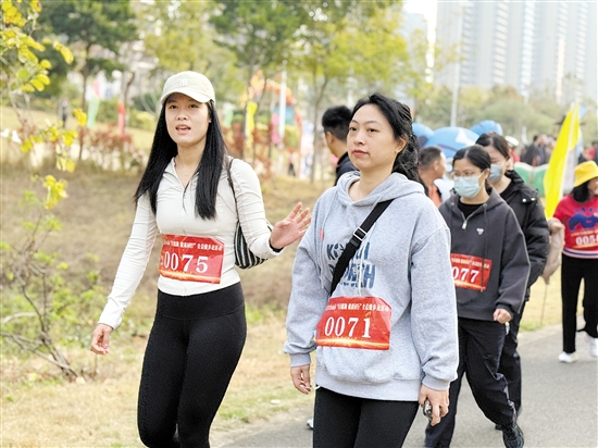 市民健步走迎接新年，傳遞健康和公益的理念。