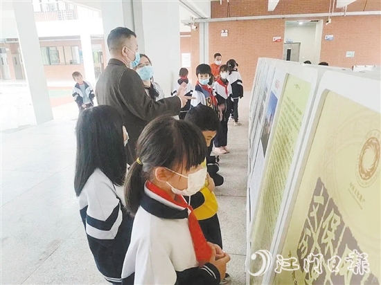 展覽讓廣大學生不出校園就能“零距離”欣賞開平市各級文物保護單位風采。