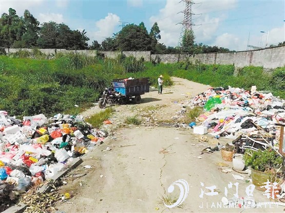 小區(qū)垃圾收集點前的道路也堆滿了垃圾。