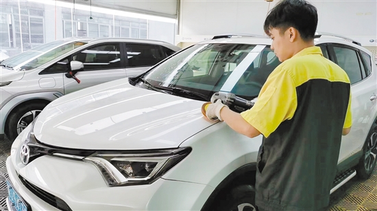 定期給愛車打蠟，可有效防止漆面褪色。